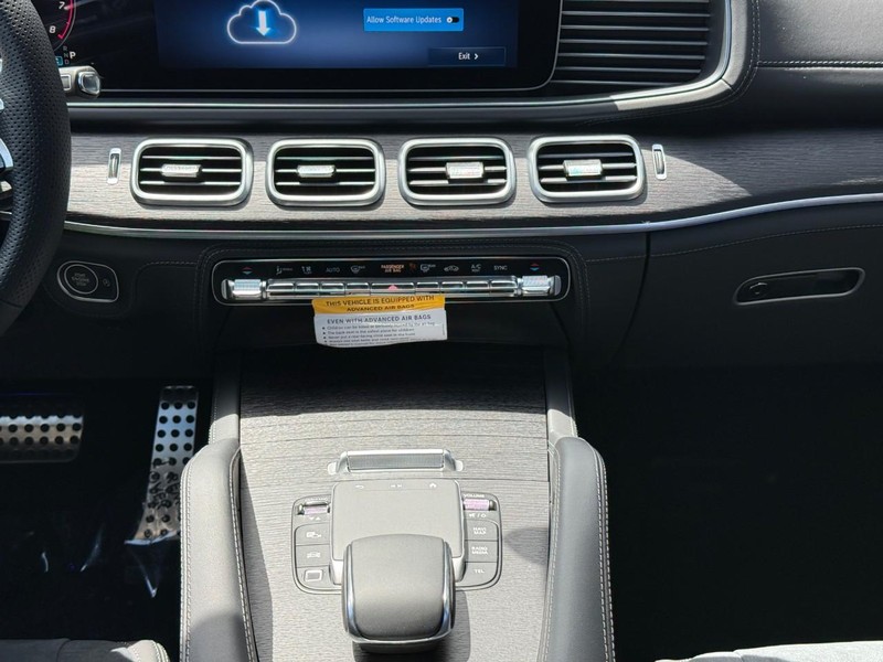 Mercedes-Benz GLE Vehicle Full-screen Gallery Image 13