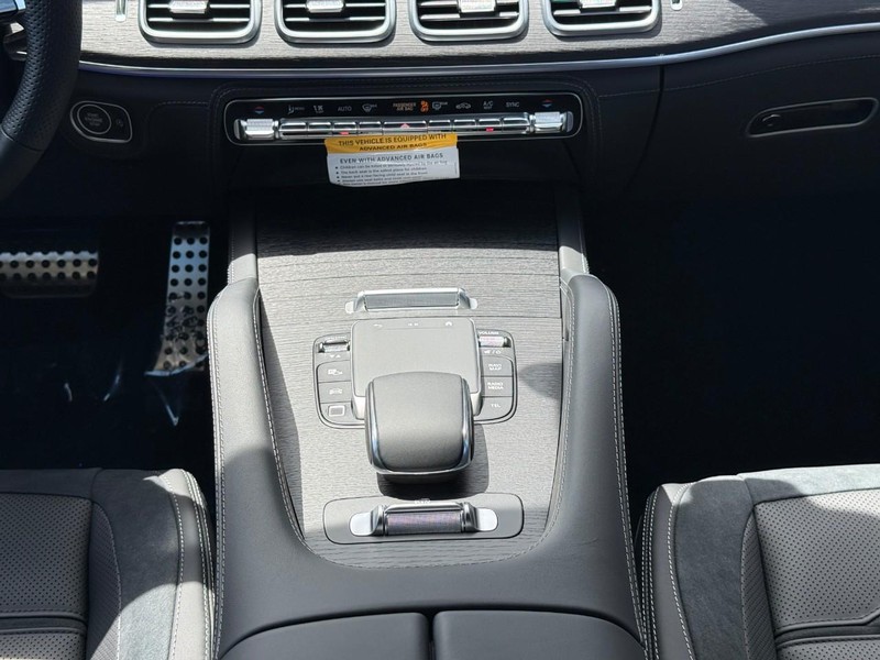 Mercedes-Benz GLE Vehicle Full-screen Gallery Image 14