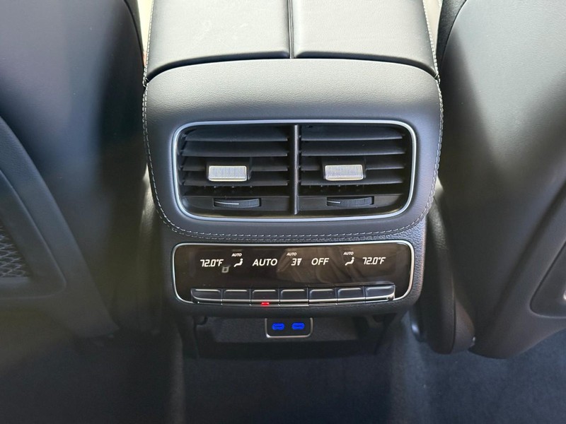 Mercedes-Benz GLE Vehicle Full-screen Gallery Image 15