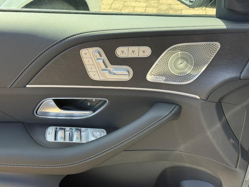 Mercedes-Benz GLE Vehicle Full-screen Gallery Image 16