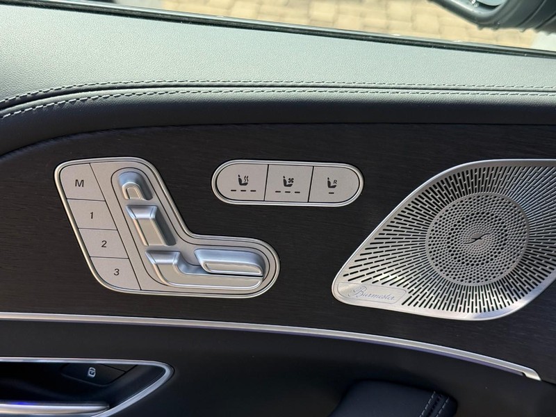 Mercedes-Benz GLE Vehicle Full-screen Gallery Image 17