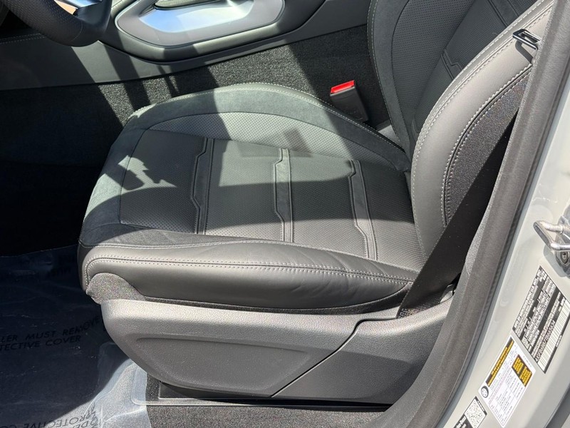 Mercedes-Benz GLE Vehicle Full-screen Gallery Image 18