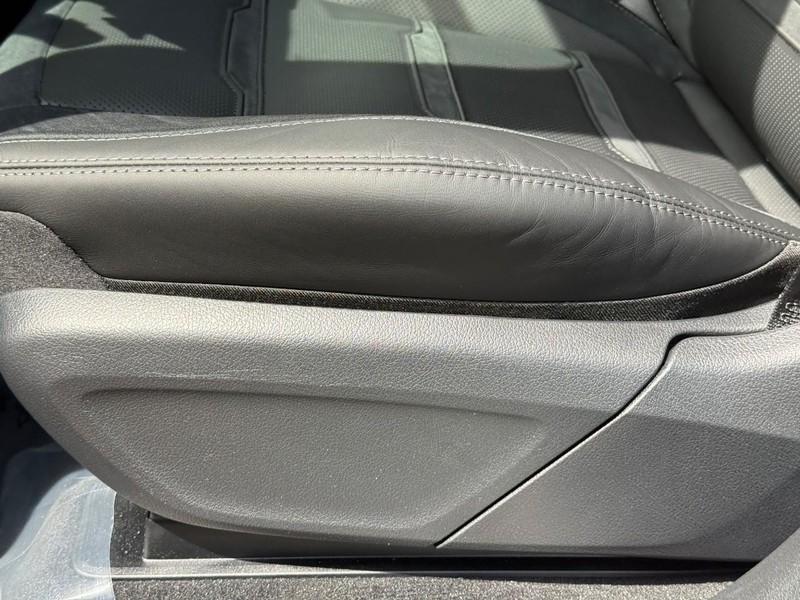 Mercedes-Benz GLE Vehicle Full-screen Gallery Image 19