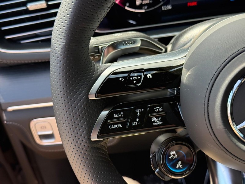 Mercedes-Benz GLE Vehicle Full-screen Gallery Image 20
