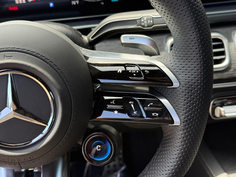 Mercedes-Benz GLE Vehicle Full-screen Gallery Image 21