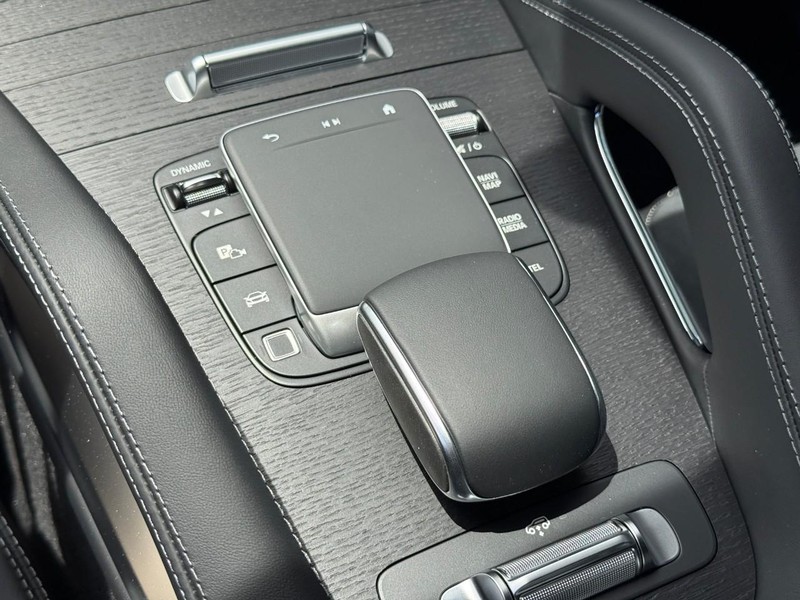 Mercedes-Benz GLE Vehicle Full-screen Gallery Image 22