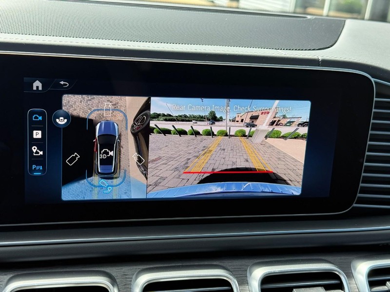 Mercedes-Benz GLE Vehicle Full-screen Gallery Image 24