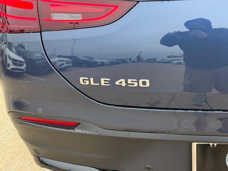 Mercedes-Benz GLE Vehicle Full-screen Gallery Image 4
