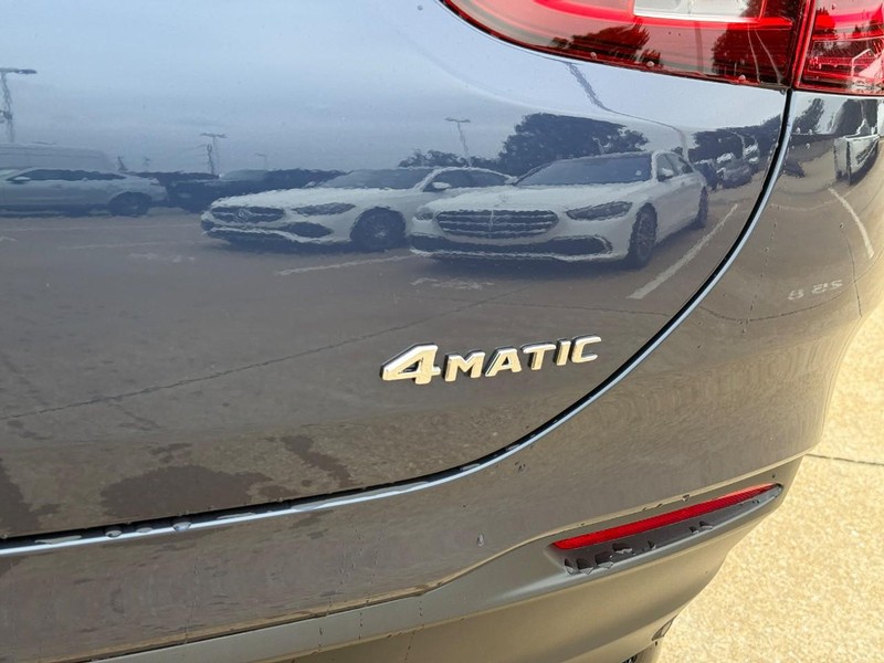 Mercedes-Benz GLE Vehicle Full-screen Gallery Image 5