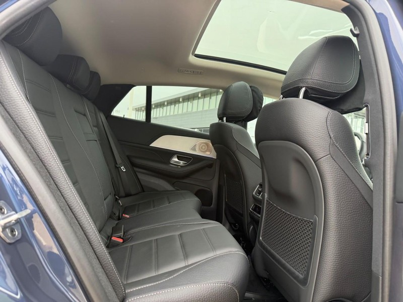 Mercedes-Benz GLE Vehicle Full-screen Gallery Image 8