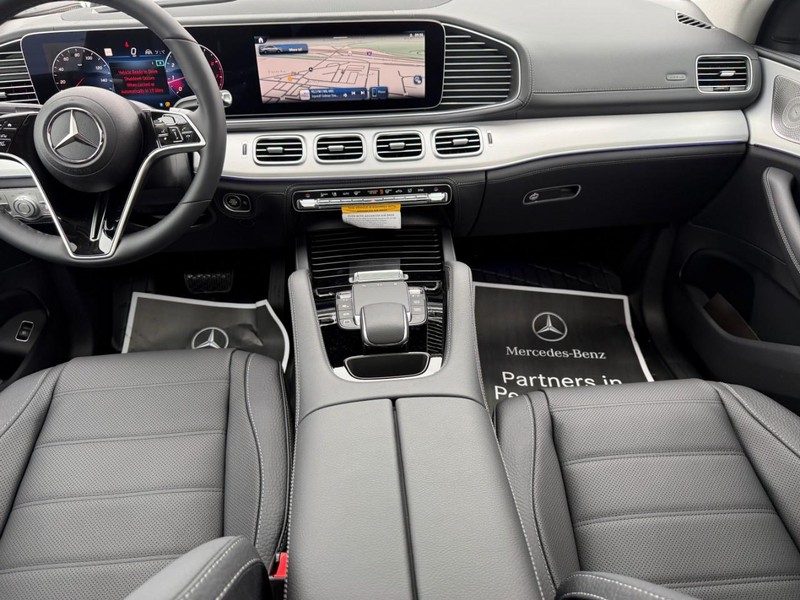 Mercedes-Benz GLE Vehicle Full-screen Gallery Image 9