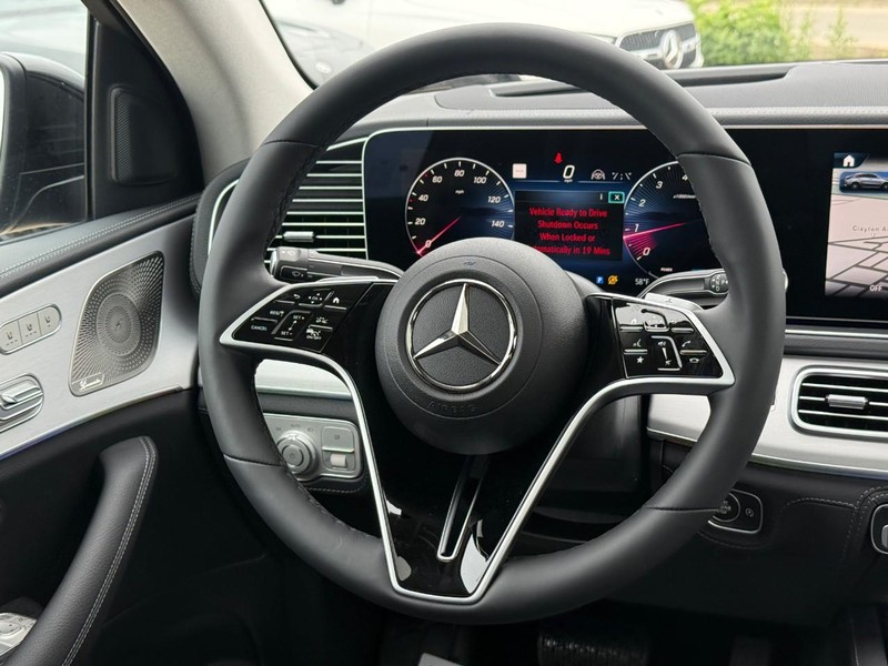 Mercedes-Benz GLE Vehicle Full-screen Gallery Image 10