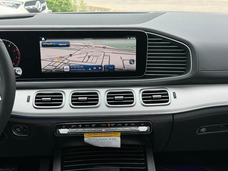 Mercedes-Benz GLE Vehicle Full-screen Gallery Image 11