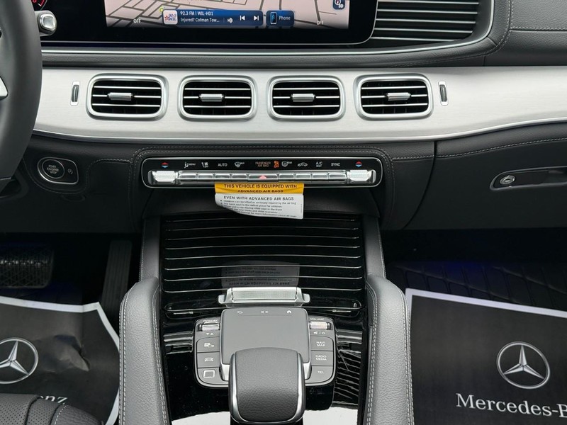 Mercedes-Benz GLE Vehicle Full-screen Gallery Image 12