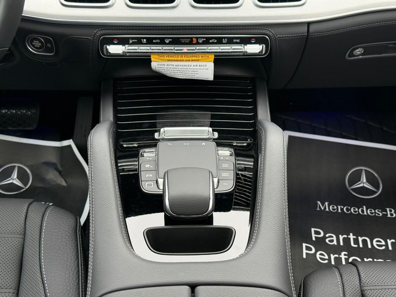 Mercedes-Benz GLE Vehicle Full-screen Gallery Image 13