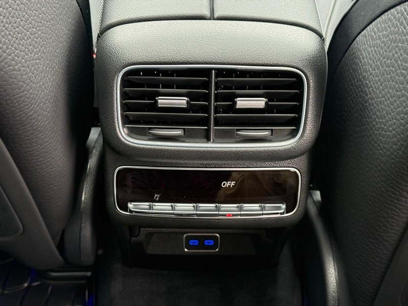 Mercedes-Benz GLE Vehicle Full-screen Gallery Image 14