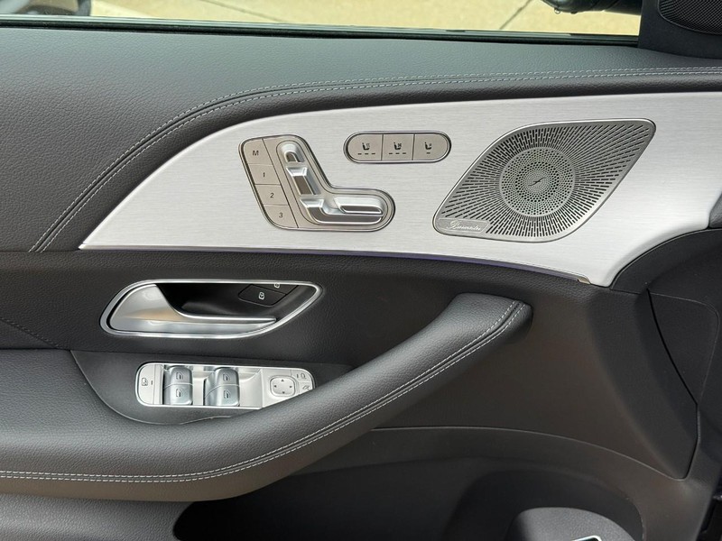 Mercedes-Benz GLE Vehicle Full-screen Gallery Image 15