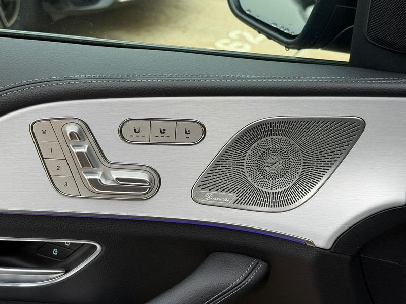 Mercedes-Benz GLE Vehicle Full-screen Gallery Image 16