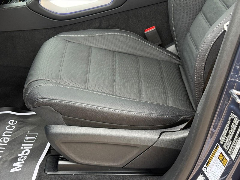 Mercedes-Benz GLE Vehicle Full-screen Gallery Image 17