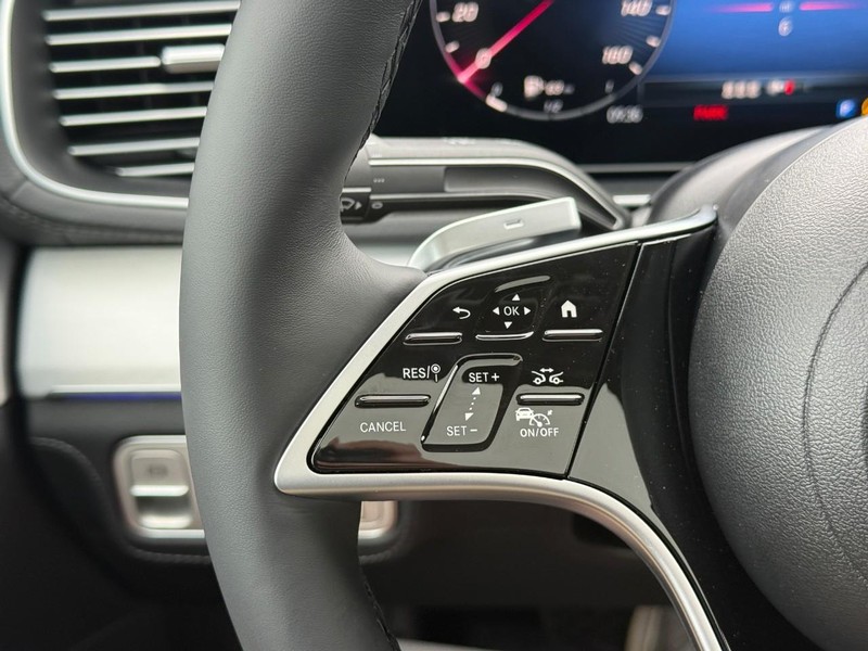 Mercedes-Benz GLE Vehicle Full-screen Gallery Image 18