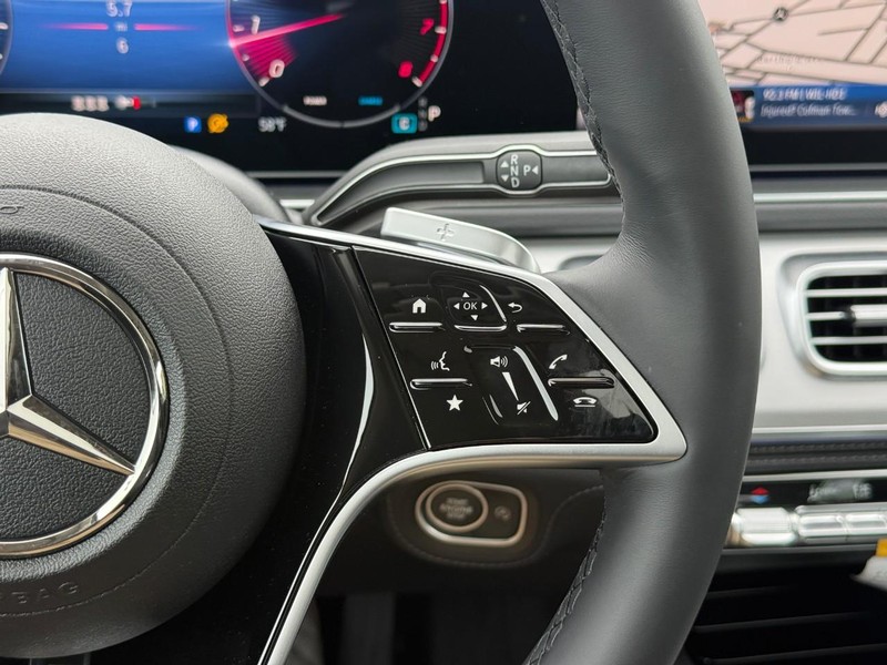Mercedes-Benz GLE Vehicle Full-screen Gallery Image 19