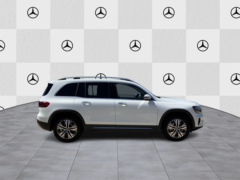 Mercedes-Benz GLB Vehicle Full-screen Gallery Image 2