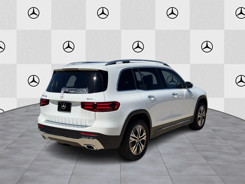 Mercedes-Benz GLB Vehicle Full-screen Gallery Image 3