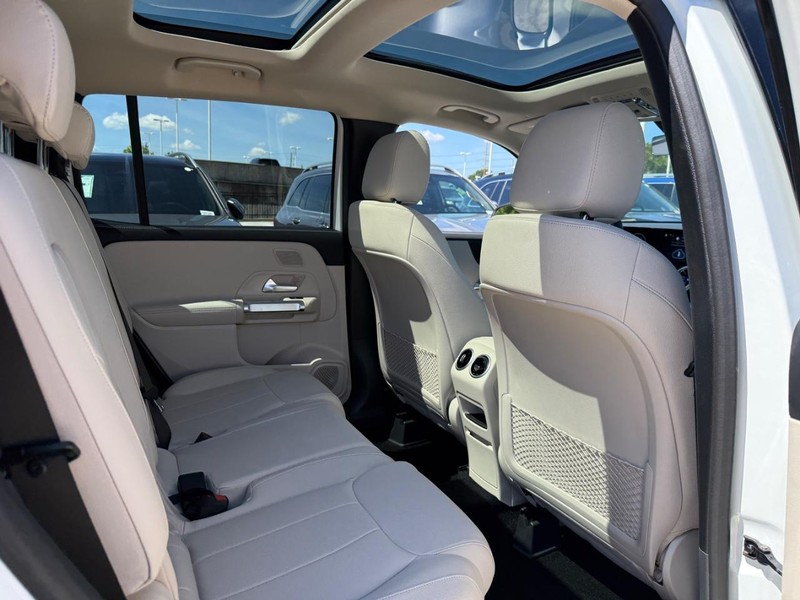 Mercedes-Benz GLB Vehicle Full-screen Gallery Image 5