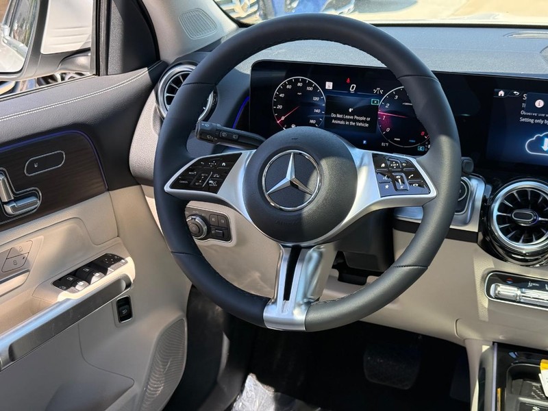 Mercedes-Benz GLB Vehicle Full-screen Gallery Image 7