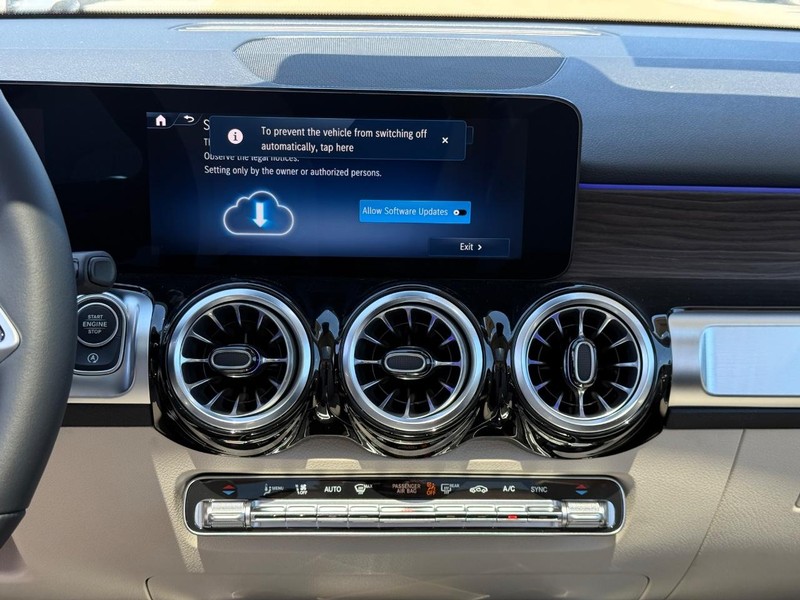 Mercedes-Benz GLB Vehicle Full-screen Gallery Image 8