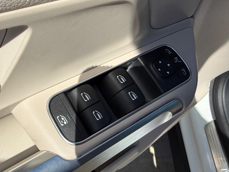 Mercedes-Benz GLB Vehicle Full-screen Gallery Image 10
