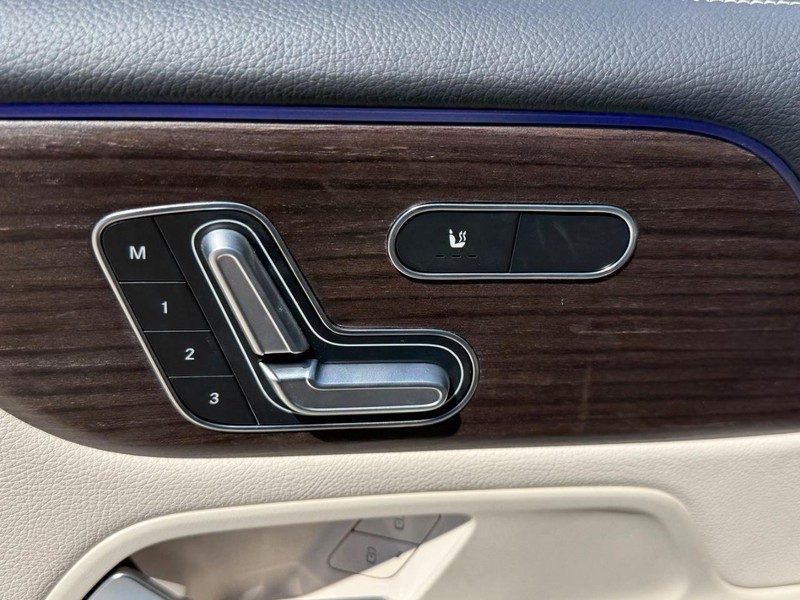 Mercedes-Benz GLB Vehicle Full-screen Gallery Image 11