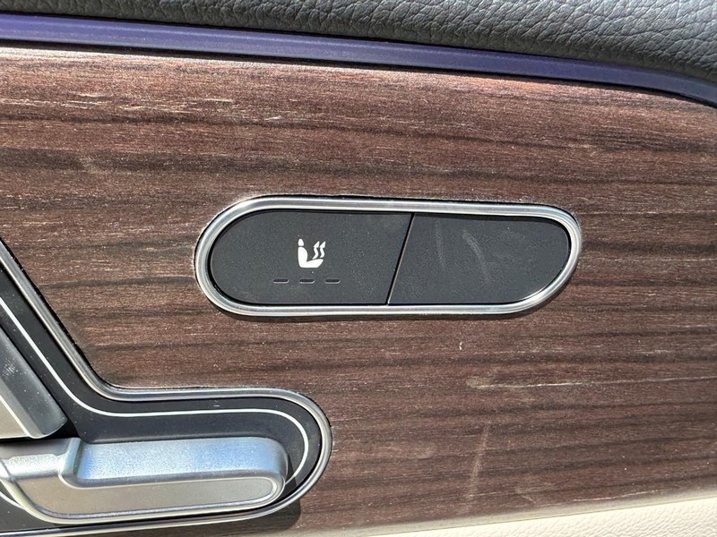 Mercedes-Benz GLB Vehicle Full-screen Gallery Image 12