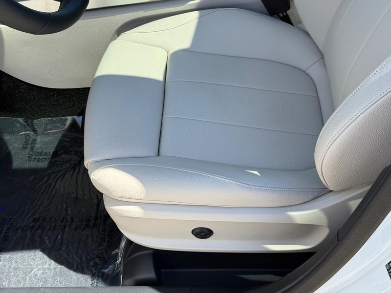 Mercedes-Benz GLB Vehicle Full-screen Gallery Image 13