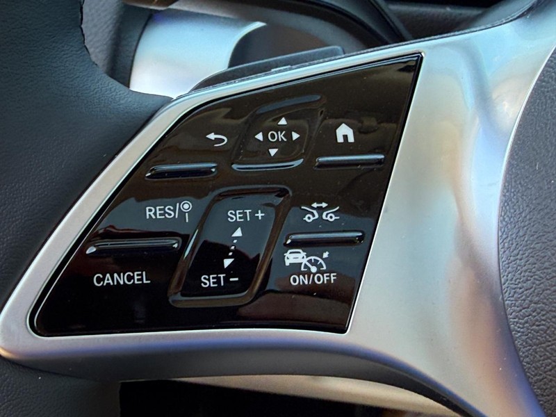 Mercedes-Benz GLB Vehicle Full-screen Gallery Image 14