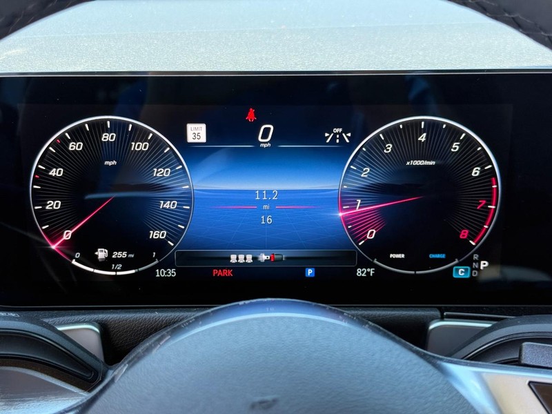 Mercedes-Benz GLB Vehicle Full-screen Gallery Image 16