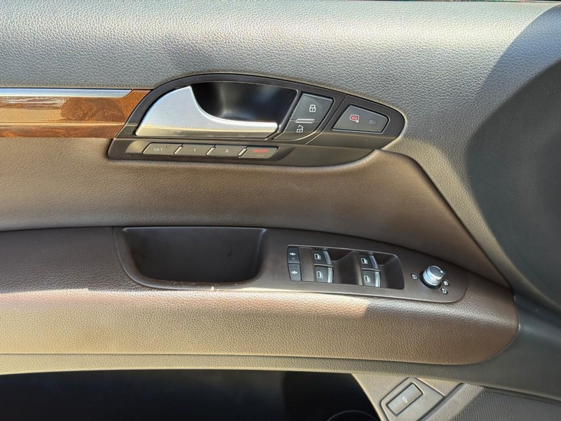 Audi Q7 Vehicle Full-screen Gallery Image 17