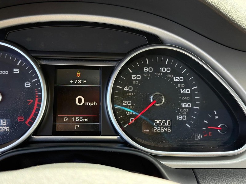 Audi Q7 Vehicle Full-screen Gallery Image 23