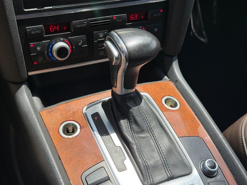 Audi Q7 Vehicle Full-screen Gallery Image 24