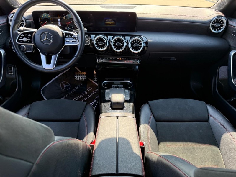 Mercedes-Benz CLA Vehicle Full-screen Gallery Image 11