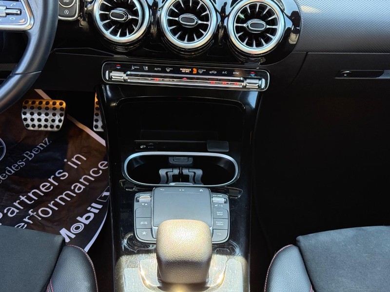 Mercedes-Benz CLA Vehicle Full-screen Gallery Image 14