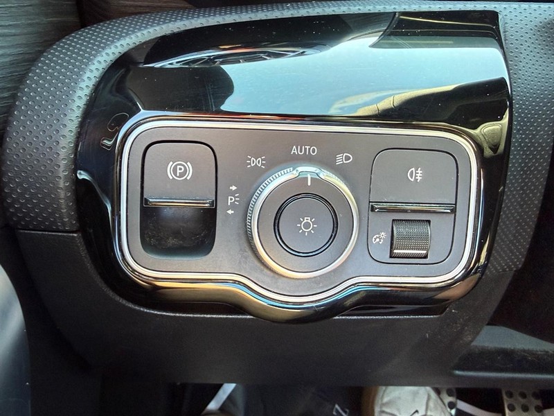 Mercedes-Benz CLA Vehicle Full-screen Gallery Image 18