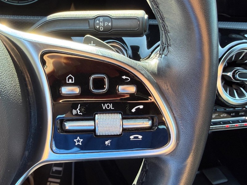 Mercedes-Benz CLA Vehicle Full-screen Gallery Image 20