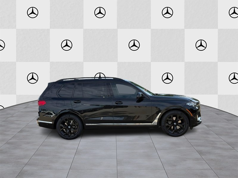 BMW X7 Vehicle Full-screen Gallery Image 02