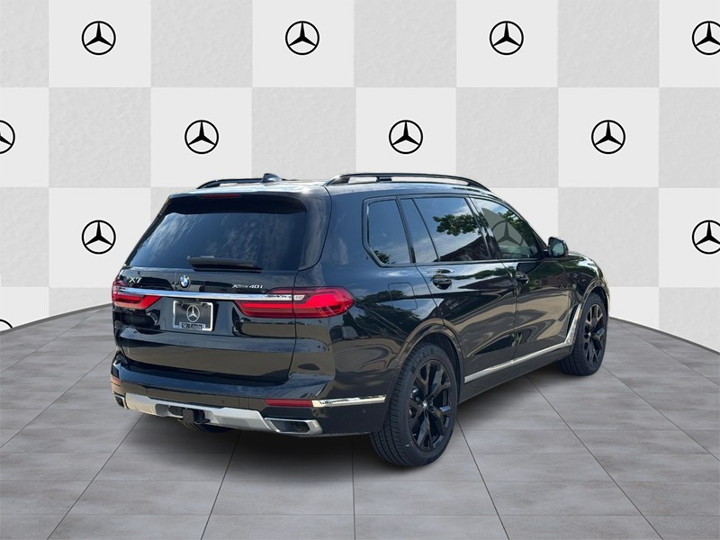 BMW X7 Vehicle Full-screen Gallery Image 03