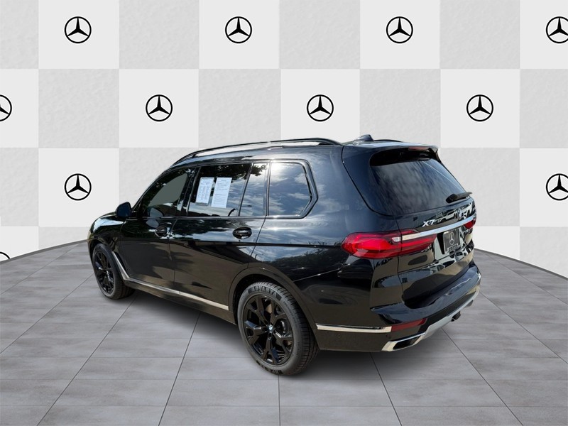 BMW X7 Vehicle Full-screen Gallery Image 04