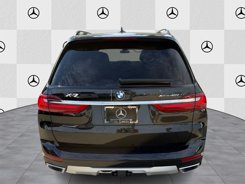 BMW X7 Vehicle Full-screen Gallery Image 06