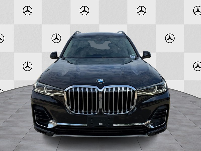 BMW X7 Vehicle Full-screen Gallery Image 07