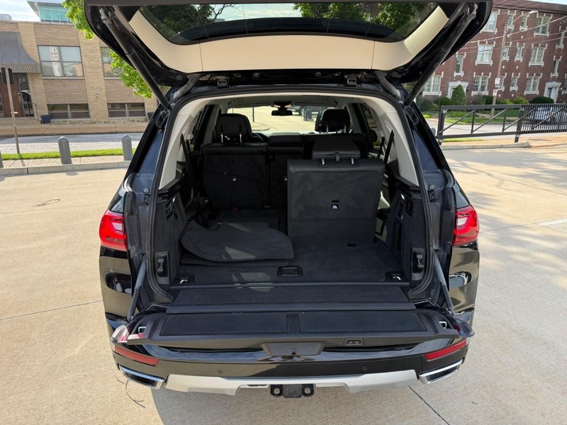 BMW X7 Vehicle Full-screen Gallery Image 08