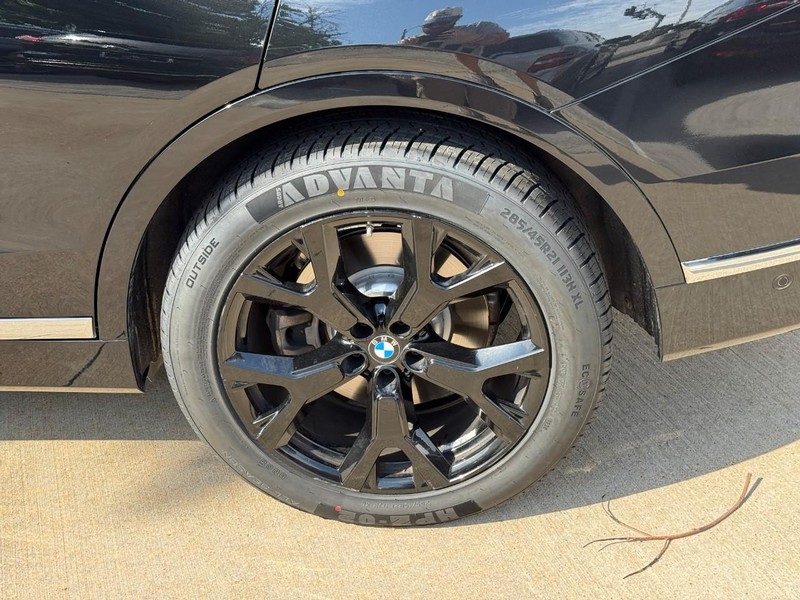 BMW X7 Vehicle Full-screen Gallery Image 09